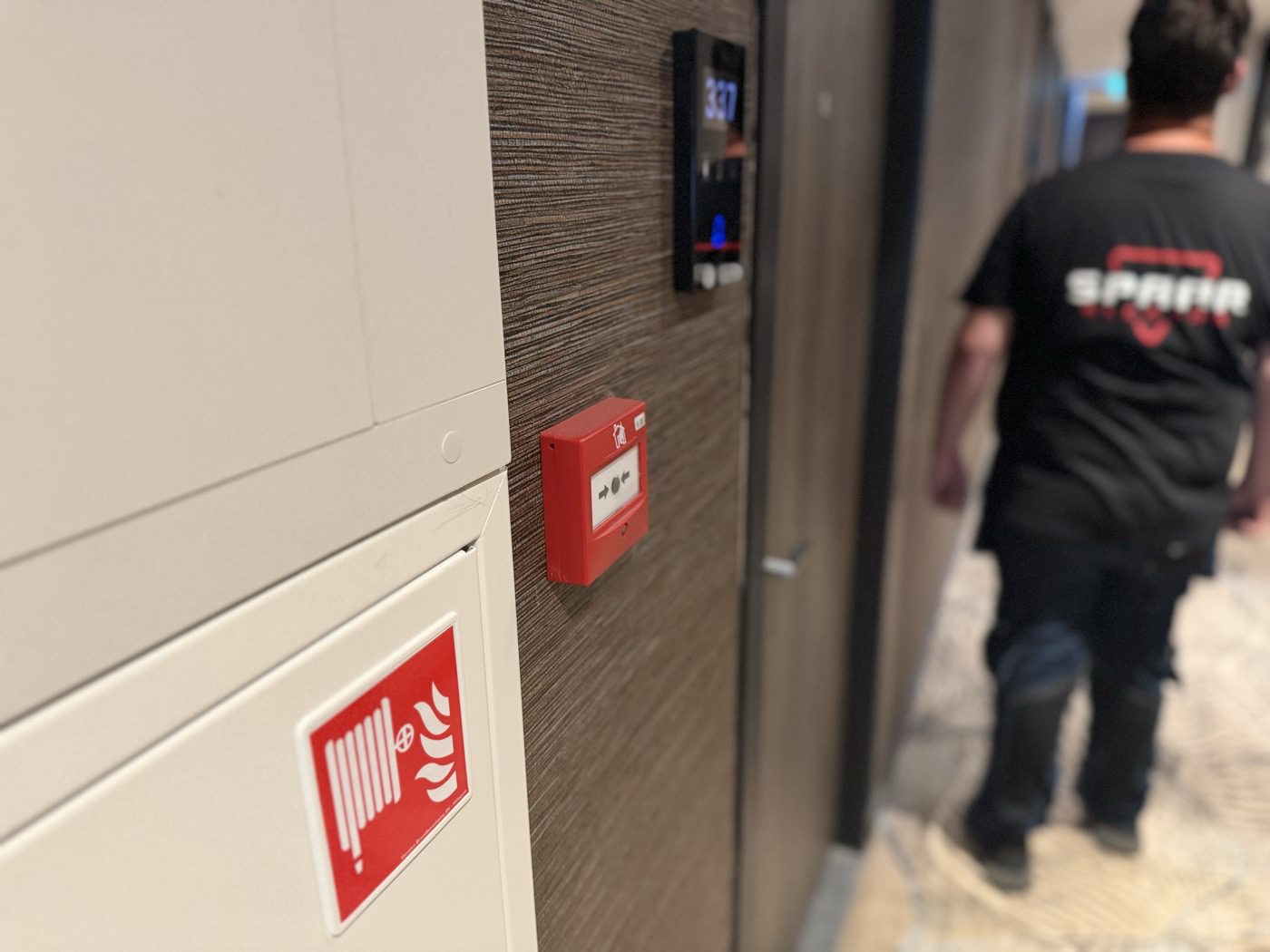 Handbrandmelder in een gebouw