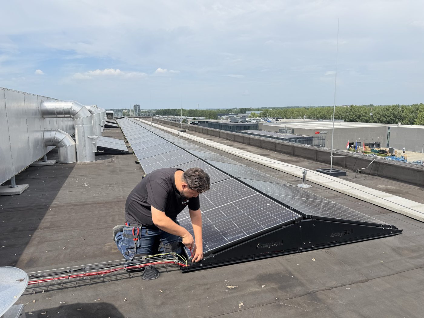 Monteur installeert zonnepanelen