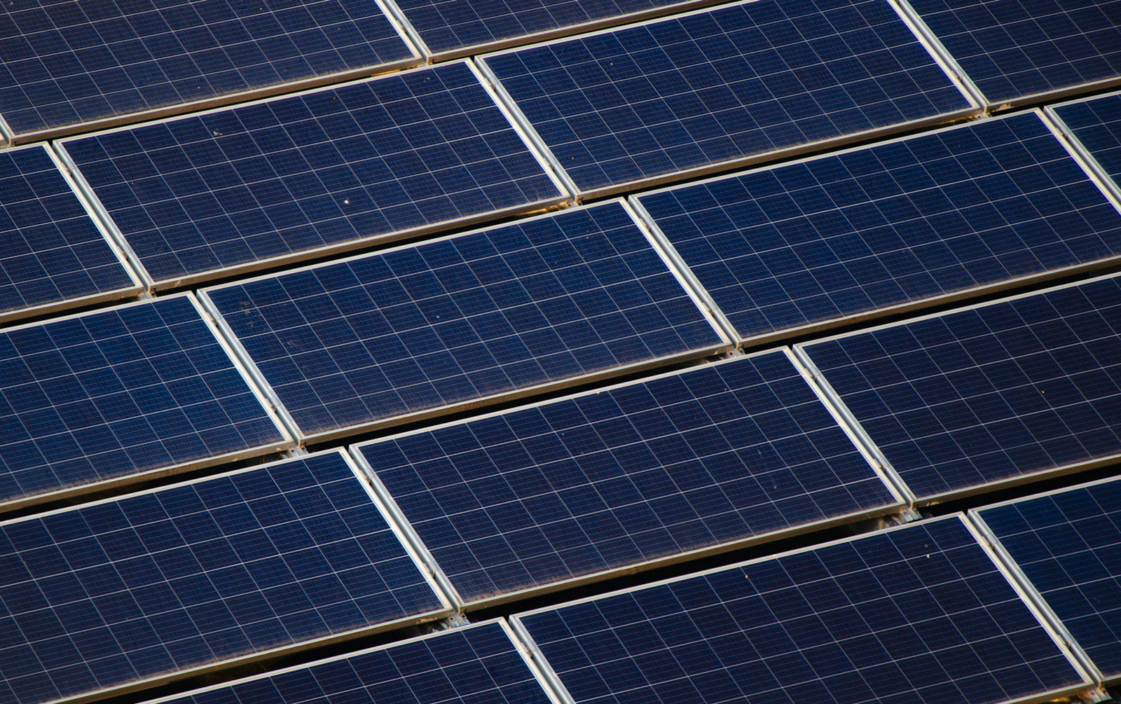 Zonnepanelen op het bedrijfsdak: waar op letten?