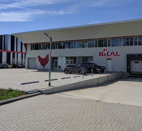 Bilal Chicken Centre - het pand met laaddocks overdag