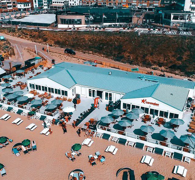 Corendon Beach Club van bovenaf, met het strand en de boulevard