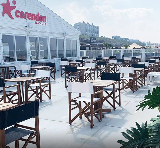 Het terras langs de gevel van Corendon Beach Club