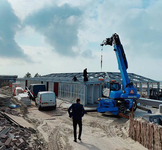 De bouw van het paviljoen: het stalen casco wordt geplaatst
