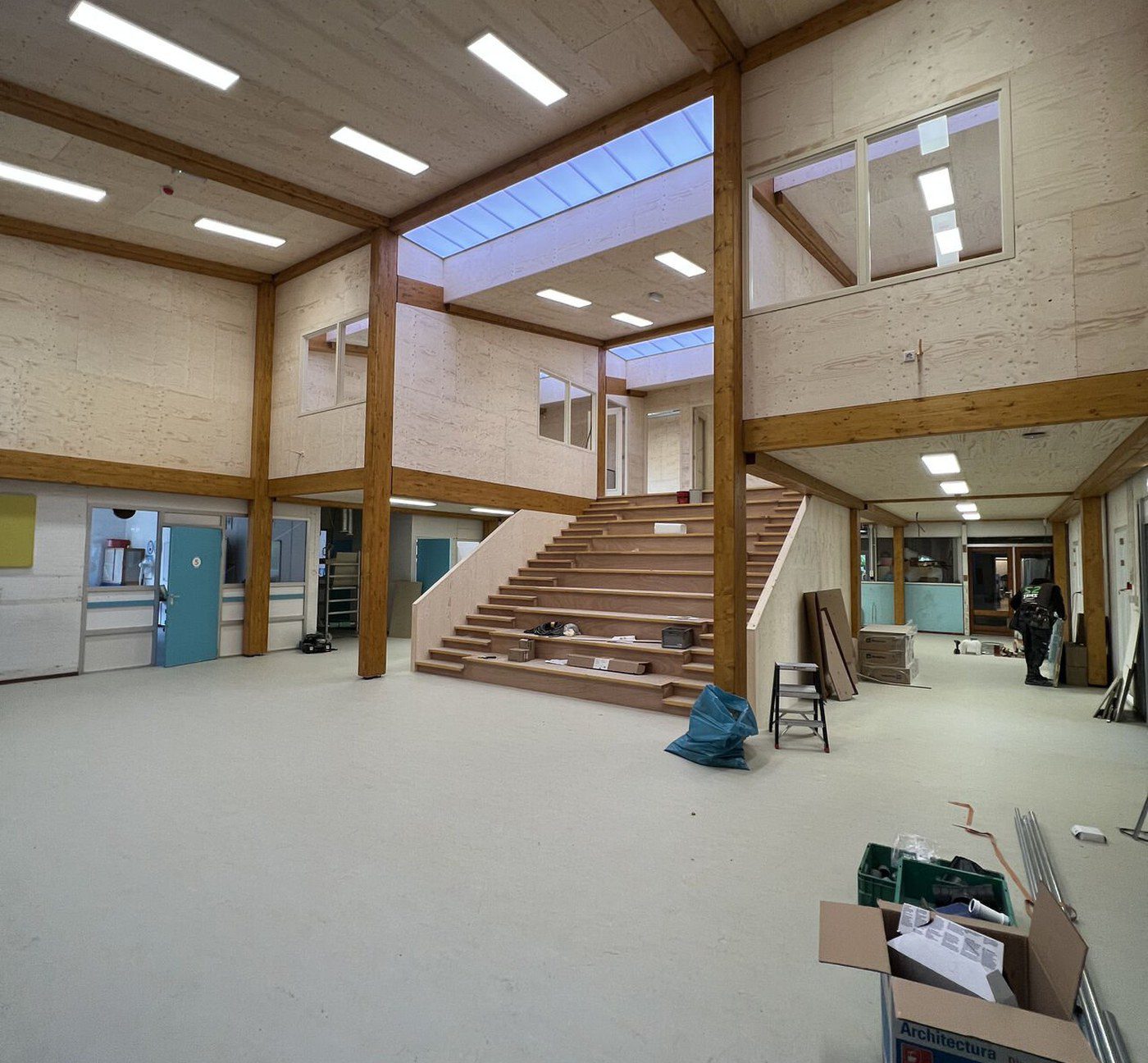 De Evenaar - centrale hal met houten zittrap en lichtstraat