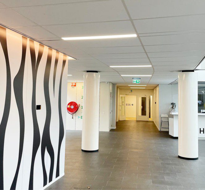 HiCondo Amsterdam - entreehal met verlichting en bewegwijzering