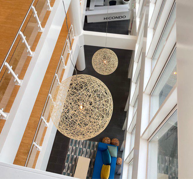 HiCondo Amsterdam - het atrium met hanglampen