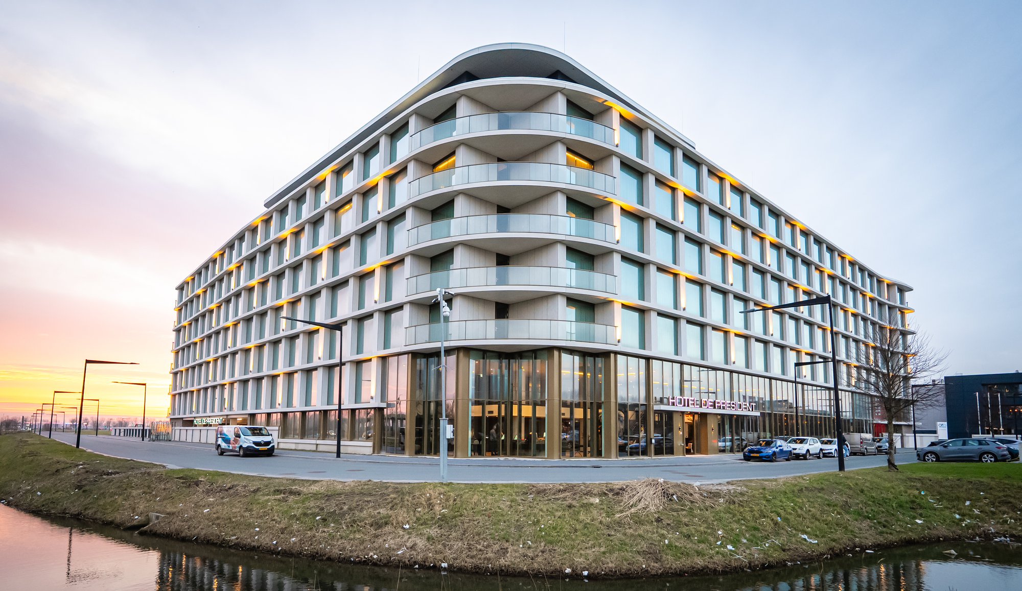 Hotel De President: modern hotel bij zonsondergang, project van Spaar Electra